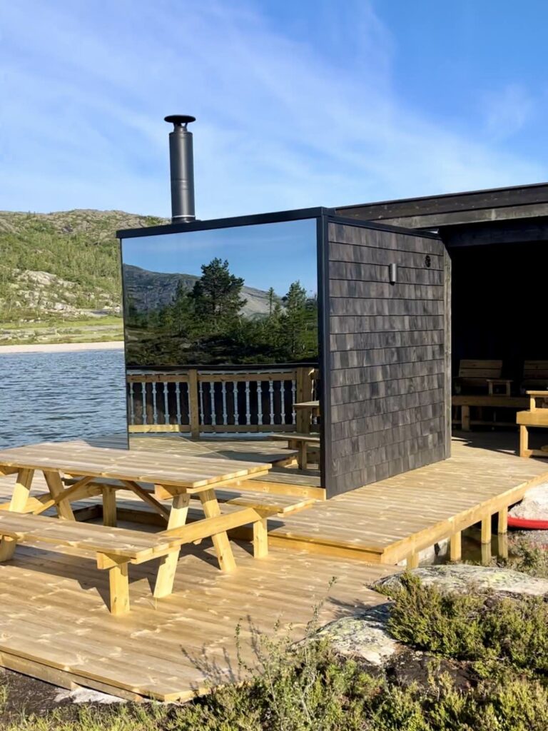 Mirror sauna in Vrådal during spring