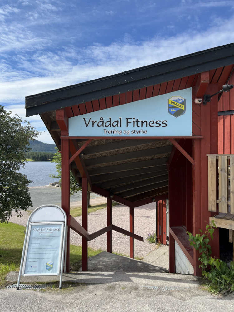 Stairway entrance to Vrådal Fitness, located in a red building.